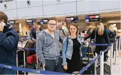  ??  ?? Tim Sommer (28) und Freundin Sarah Piel (34) in der vollen Schlange des Vorabend-Check-ins von Airberlin.