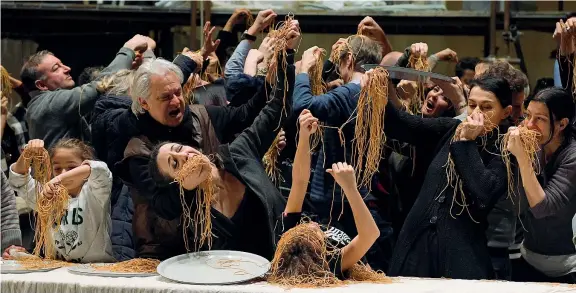  ??  ?? Spaghetti
La famosa scena della grande abbuffata di spaghetti di «Miseria e nobiltà», film di Mattoli con Sophia Loren e Totò, nella versione lirica di Marco Tutino