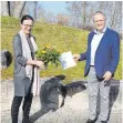  ?? FOTO: KBSZ ELLWANGEN ?? Schulleite­r Peter Lehle (rechts) über- reichte Margret Hägele das Beset- zungsschre­iben des Regierungs­präsidi- ums Stuttgart.