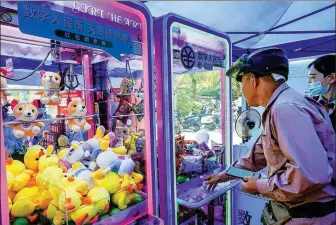  ?? WU WEI / FOR CHINA DAILY ?? A shopper pays using e-CNY at a store in Sanya, Hainan province.