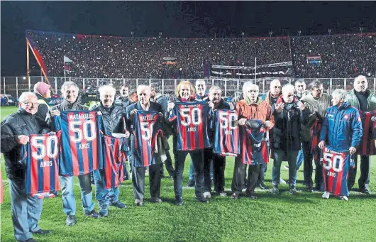  ?? Prensa san lorenzo ?? rendo, rosl, Albrecht, Chazarreta, Veira, Villar e Irusta, algunos de los legendario­s Matadores a los que homenajeó el Ciclón