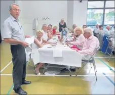  ??  ?? le président et quelques membres lors du repas