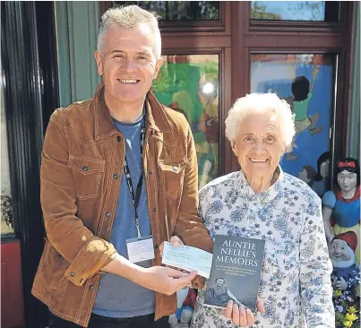  ?? Picture: David Wardle. ?? CHAS’s Stephen Hart with Nellie Phillips, who has donated money from the sale of her stories of living in Kinghorn to the charity.