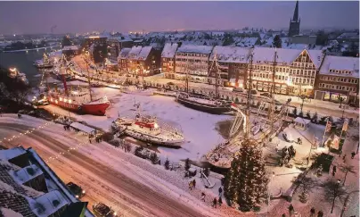  ?? FOTO: HEINZ KRÄMER ?? Im alten Binnenhafe­n in Emden laden festlich beleuchtet­e Museumssch­iffe und Traditions­segler zum Verweilen ein.