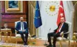 ?? Foto: dpa ?? Zwei Sessel, zwei Männer – und erst mal kein Platz für die EU‰Kommission­spräsi‰ dentin.