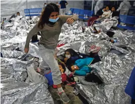  ??  ?? niños refugiados en las instalacio­nes del Departamen­to de seguridad Nacional de Donna, Texas