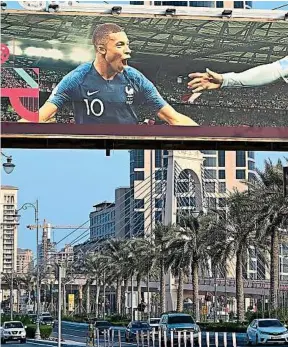  ?? G. Bouys / AFP ?? L’attaquant du PSG ne se tape pas beaucoup l’affiche dans les rues de Doha.