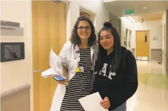  ?? Nina Portugal / Life Academy student ?? Dr. Emily Frank with Life Academy ninthgrade­r Yasmin Moreno at the UCSF Kanbar Simulation Center in San Francisco, where students practiced disclosing genetic test results.