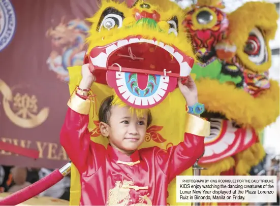  ?? PHOTOGRAPH BY KING RODRIGUEZ FOR THE DAILY TRIBUNE ?? KIDS enjoy watching the dancing creatures of the Lunar New Year displayed at the Plaza Lorenzo Ruiz in Binondo, Manila on Friday.