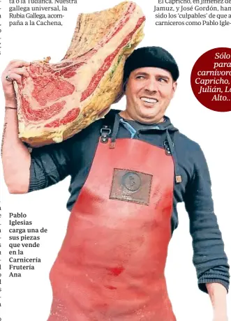  ??  ?? Pablo Iglesias carga una de sus piezas que vende en la Carnicería Frutería
Ana
