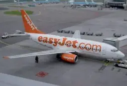  ??  ?? In aeroporto Un aereo della Easy Jet all’aeroporto Marco Polo di Venezia e la torre di controllo dello scalo veneziano