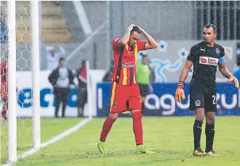  ?? FOTOS: JOHNNY MAGALLANES/DAVID ROMERO ?? ángel Tejeda se lamenta tras haber fallado la ocasión de Real España en el partido.