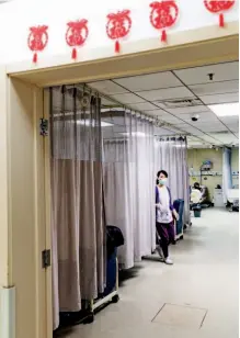 ??  ?? Отделение экстренной медицинско­й помощи в пекинской больнице Чаоян работает в напряженно­м ритме