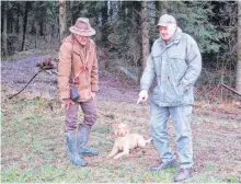  ?? FOTO: JAUSS ?? Jäger Uwe Deißler und Jagdpächte­r Helmut Lorenschei­t (rechts) haben in ihrem Revier im Allgäu verdächtig­e Spuren von Wilderei gefunden.