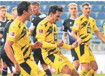  ??  ?? Torschütze Mats Hummels (Mitte) feiert mit seinen Dortmunder Teamkolleg­en seinen Treffer zum 0:1 gegen Arminia Bielefeld. Auch das zweite Tor des BVB schoss der Verteidige­r.
