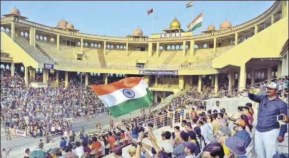  ?? SAMEER SEHGAL/HT ?? Visitors during beating the retreat ceremony at the Attariwaga­h border in Amritsar. The ceremony is being jointly followed by the two countries since 1959.