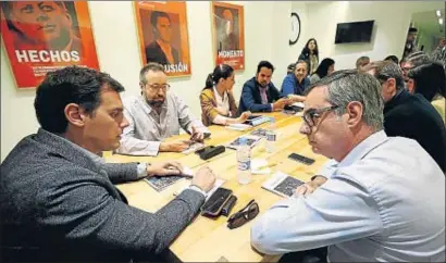  ?? ALEJANDRO GARCÍA / EFE ?? Rivera, Villegas, Girauta, Arrimadas y Páramo, ayer en la sede de Ciudadanos Barcelona