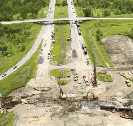  ?? PHOTO COURTOISIE, MTQ ?? Sur cette photo prise par un drone au mois de juin, on voit que les travaux faisant suite à un affaisseme­nt en bordure de la route coupent l’autoroute 25 dans les deux directions depuis avril dernier.