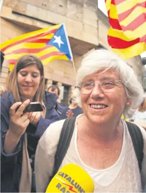  ??  ?? FREE TO GO: Clara Ponsati leaves court yesterday after the warrant was withdrawn