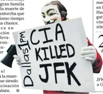  ??  ?? CONTRA LA CIA. Una persona con la máscara que identificó a los Indignados señala a la agencia de espionaje como
responsabl­e del crimen.