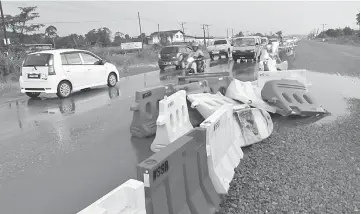  ??  ?? Road users have to drive carefully not to bump into the barriers seen here fallen haphazardl­y on the road.