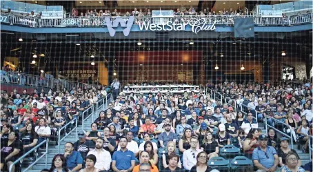  ??  ?? Miles de fronterizo­s se dieron cita en el estadio de los chihuahuas para rendir homenaje a las víctimas del tiroteo