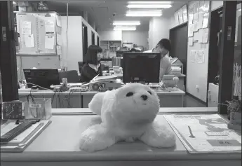  ?? DON LEE/LOS ANGELES TIMES ?? Paro, a robot seal made in Japan, lies on a counter in the front office of the Minami Tsukuba nursing home near Tokyo. It can be used to mitigate loneliness and dementia.