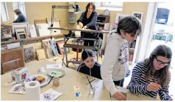  ??  ?? Initiation à l’aquarelle avec Adèle, Chlélia et Armand dans l’atelier de Valérie Lécuyer