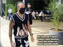  ?? ?? Ein Löwe mit Friedensta­uben: Lewis Hamilton kam mal wieder mit einem speziellen Outfit.