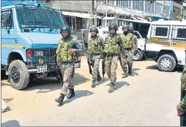  ?? ?? Security forces stand guard in Bishamber Nagar area of Srinagar, Jammu and Kashmir.