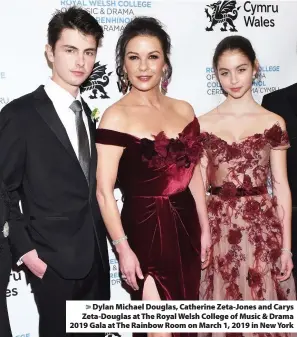  ??  ?? > Dylan Michael Douglas, Catherine Zeta-Jones and Carys Zeta-Douglas at The Royal Welsh College of Music & Drama 2019 Gala at The Rainbow Room on March 1, 2019 in New York