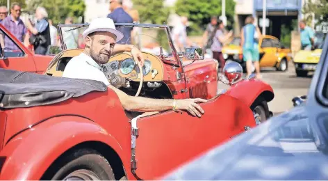  ?? RP-FOTO: STEPHAN KÖHLEN ?? Daniel Berndt in seinem MG Model TD von 1953. Für den 31-Jährigen war der Morris Garage schon seit Kindesbein­en an das Traumauto. Vor zwei Jahren bekam er den Wagen von einem älteren Herrn angeboten, der sein Auto in gute Hände abgeben wollte.