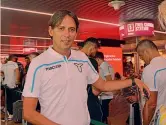  ??  ?? Simone Inzaghi, 42 anni, in partenza da Fiumicino per Venezia verso Auronzo. Il tecnico è al terzo ritiro con la Lazio, che un anno fa ha guidato al successo in Supercoppa ANSA