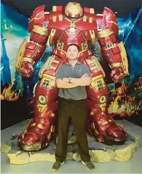  ?? [FOTO HARUN YAHYA/BH] ?? Richard menunjukka­n figura Ironman bersaiz sebenar yang dipamerkan di Muzium Toys Universe, Sibu.