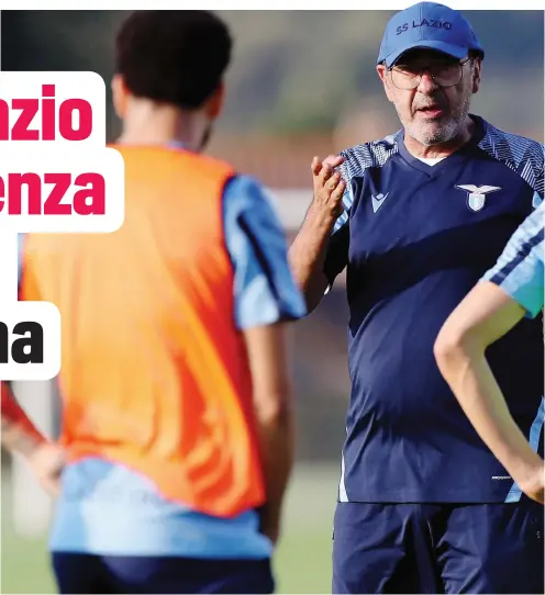  ?? GETTY IMAGES ?? Maurizio Sarri, 62 anni, dà le indicazion­i ai suoi giocatori durante un allenament­o