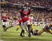  ?? BRANT SANDERLIN / 2005 AJC FILE ?? Quarterbac­k D.J. Shockley runs into the end zone for a score in the 2005 SEC Championsh­ip game between UGA and LSU at the Georgia Dome.