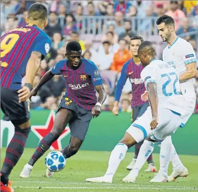  ?? FOTO: PEP MORATA ?? Ousmane Dembélé no dejó de incordiar a la defensa del PSV y suma ya cinco goles en seis partidos oficiales este curso