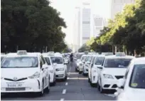  ?? EFE ?? Protesta. Los vehículos de los taxistas españoles contra las licencias VTC, como Uber o Cabify, bloquean el Paseo de la Castellana.