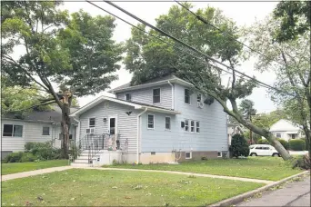  ?? RICH HUNDLEY III — FOR THE TRENTONIAN ?? Heavy rain and high winds took down trees all over Mercer County Tuesday.