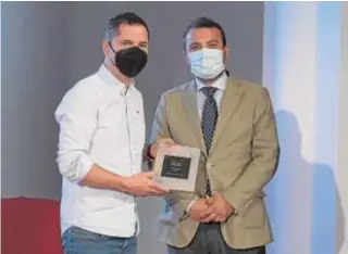  ??  ?? Julio José Vázquez, del restaurant­e El Campero (Barbate) recibe el Premio «Mejor atención en barra» de Fernando del Valle, director de la edición Andalucía de ABC