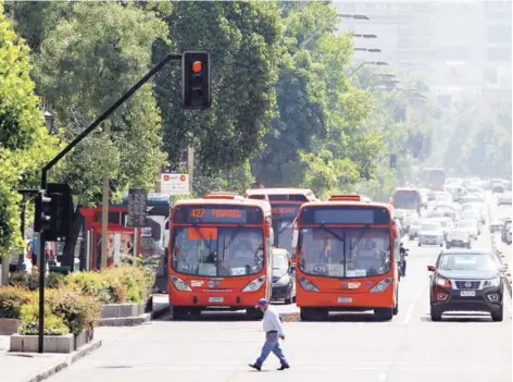  ??  ?? ► Hoy, el Transantia­go tiene siete empresas funcionand­o, algunas de ellas mal evaluadas.