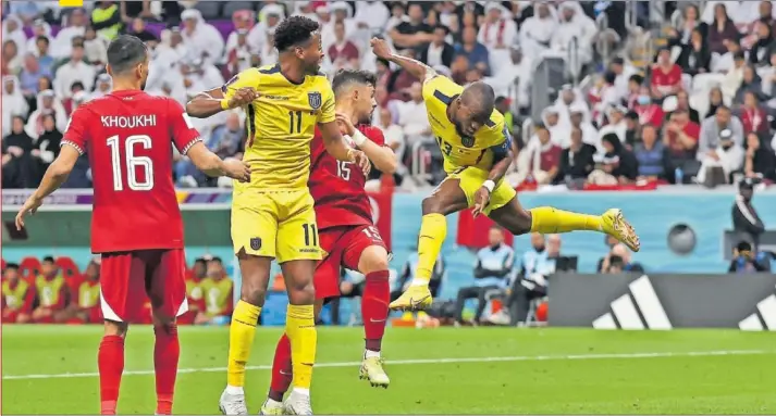  ?? ?? Enner Valencia marca de cabeza el segundo gol de Ecuador en el partido inaugural del Mundial.