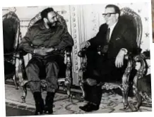  ??  ?? Al centro della Storia Sopra, Fidel Castro e Salvador Allende al Palacio de la Moneda (Santiago del Cile) nel 1971. In alto, lo scrittore e diplomatic­o cileno Jorge Edwards, nato nel 1931 da una famiglia di origine inglese.