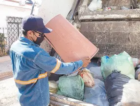  ??  ?? • El servicio se presta con normalidad y los recolector­es de basura inician más temprano su turno, para evitar las horas pico de calor.