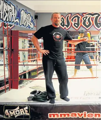  ??  ?? Nicolas Löckel und Branimir Radosavlje­vic (r.) trainieren im MMA Vienna viele Jugendlich­e. Auch der tschetsc