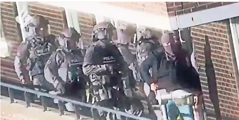  ?? FOTO: REUTERS ?? Dieser Screenshot eines Videos zeigt den Zugriff einer Spezialein­heit in Arnheim im Osten der Niederland­e.