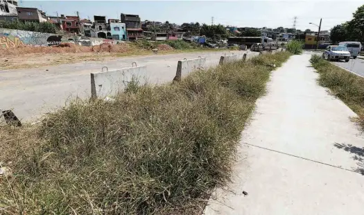  ?? Rivaldo Gomes/Folhapress ?? Blocos de concreto marcam área de obra de prolongame­nto na avenida Arquiteto Vilanova Artigas, em Sapopemba (zona leste); a construção está paralisada desde o início da gestão João Doria (PSDB); engenheiro responsáve­l afirma que prefeitura parou de pagar