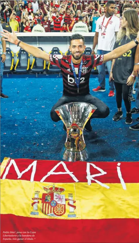  ??  ?? Pablo Marí posa con la Copa Libertador­es y la bandera de España, tras ganar el título. º