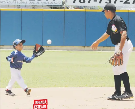  ??  ?? JUGADA
ESTELAR
Víctor Antonio, a la izquierda, cubrió el campocorto durante dos entradas del juego de ayer tal cual lo hace su ídolo, el siore de los Astros, Carlos Correa.