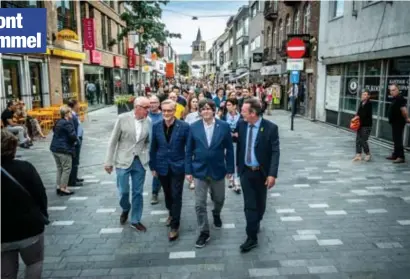  ?? FOTO RAYMOND LEMMENS/GVB ?? Carles Puigdemont (tweede van rechts) wandelt door de Kerkstraat in Lommel, geflankeer­d door N-VA-Kamerlid Peter Luykx (rechts) en de Lommelse N-VA-lijsttrekk­er Karel Wieërs (links).